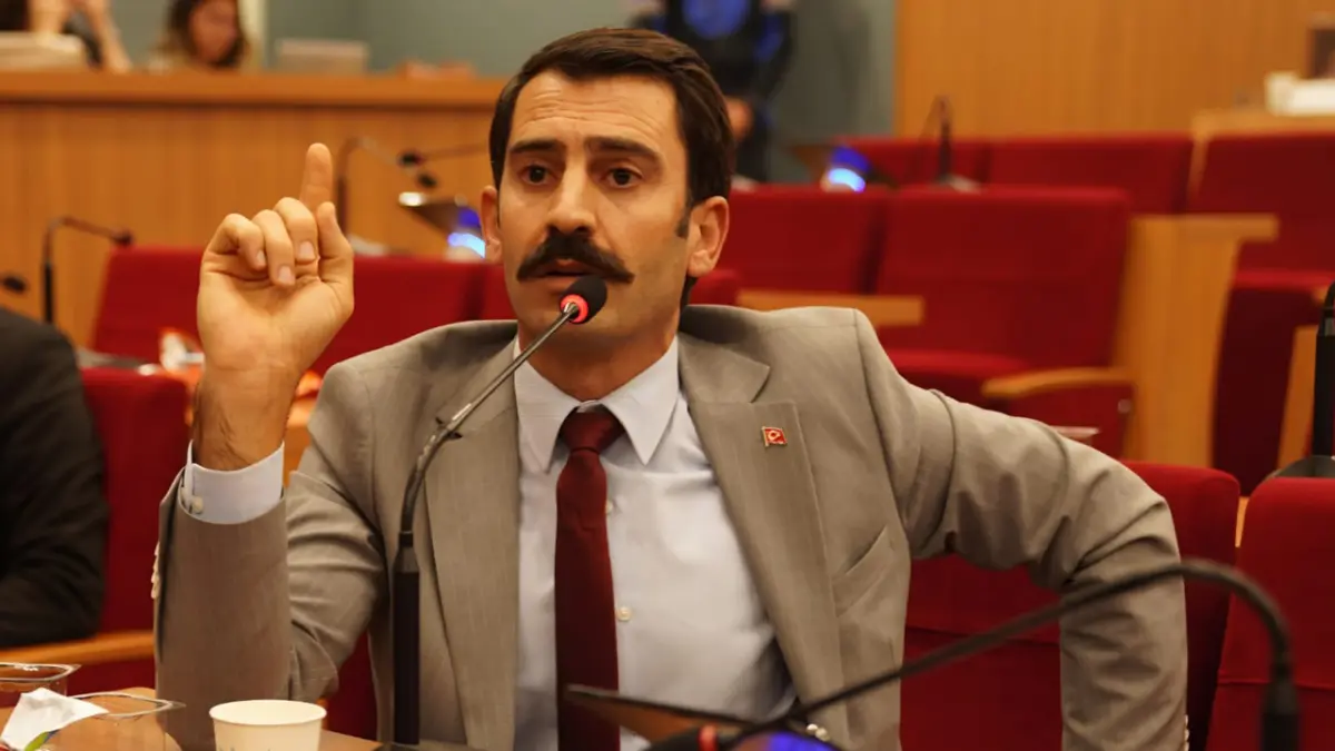 AK Partili Dilaver Kişili: İzmir’in yolları bir bataklık gibi her şeyi içine çekmeye başlayacak haberinin görseli