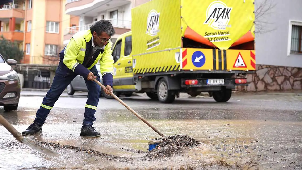 Aliağa’da yoğun yağış sonrası taşkın bölgelerinde hızla müdahale