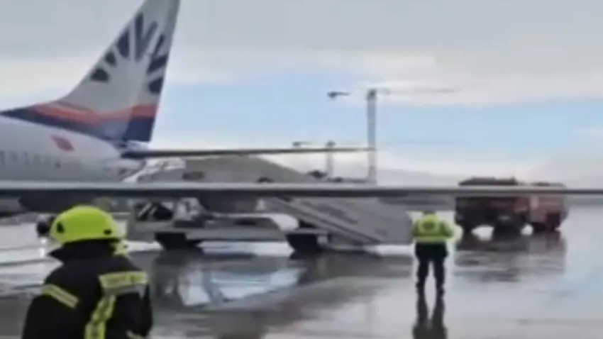 Antalya Havalimanı’nda facianın eşiğinden dönüldü: Uçak pistte motorun üzerine çöktü! haberinin görseli