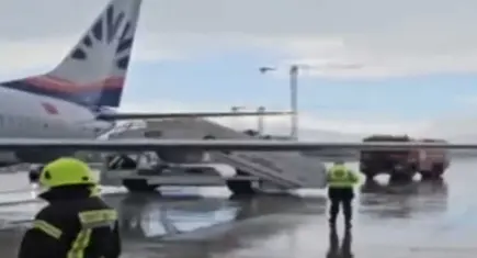 Antalya Havalimanı’nda facianın eşiğinden dönüldü: Uçak pistte motorun üzerine çöktü!