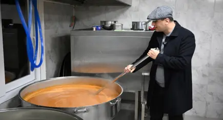 Bornova Belediyesi’nden ‘Askıda Yemek’ ile dayanışma köprüsü