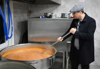 Bornova Belediyesi’nden ‘Askıda Yemek’ ile dayanışma köprüsü