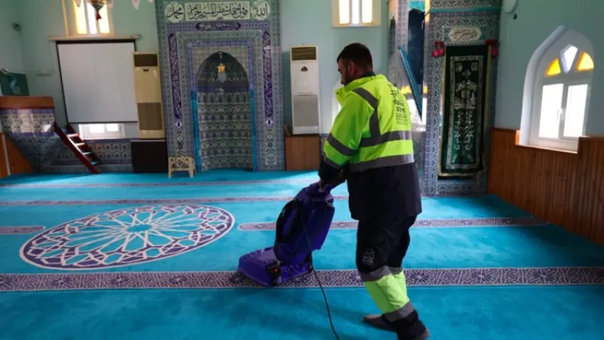 Çeşme Belediyesi’nden Ramazan öncesi camilerde kapsamlı temizlik