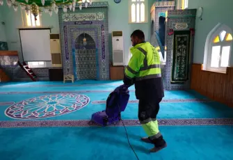 Çeşme Belediyesi’nden Ramazan öncesi camilerde kapsamlı temizlik