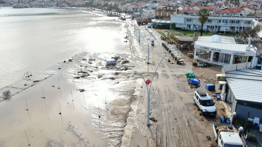 Foça’da aağanak alarmı: Belediye ekipleri 24 saat sahada