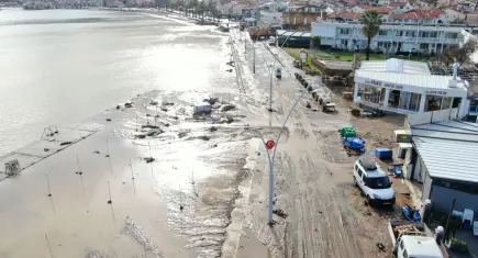 Foça’da aağanak alarmı: Belediye ekipleri 24 saat sahada