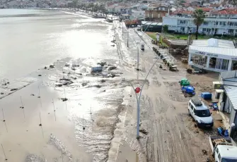 Foça’da aağanak alarmı: Belediye ekipleri 24 saat sahada