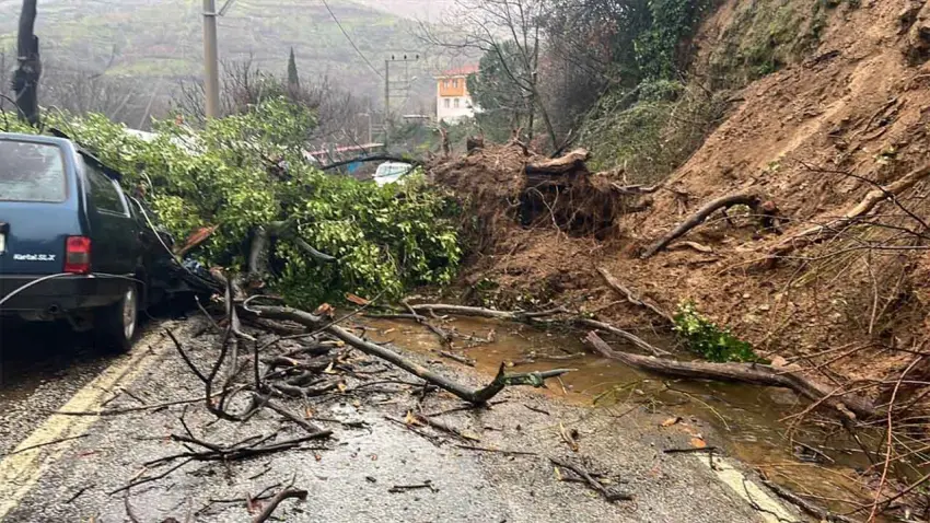 İzmir'de heyelan: Park halindeki araç toprak altında kaldı!