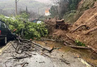 İzmir'de heyelan: Park halindeki araç toprak altında kaldı!