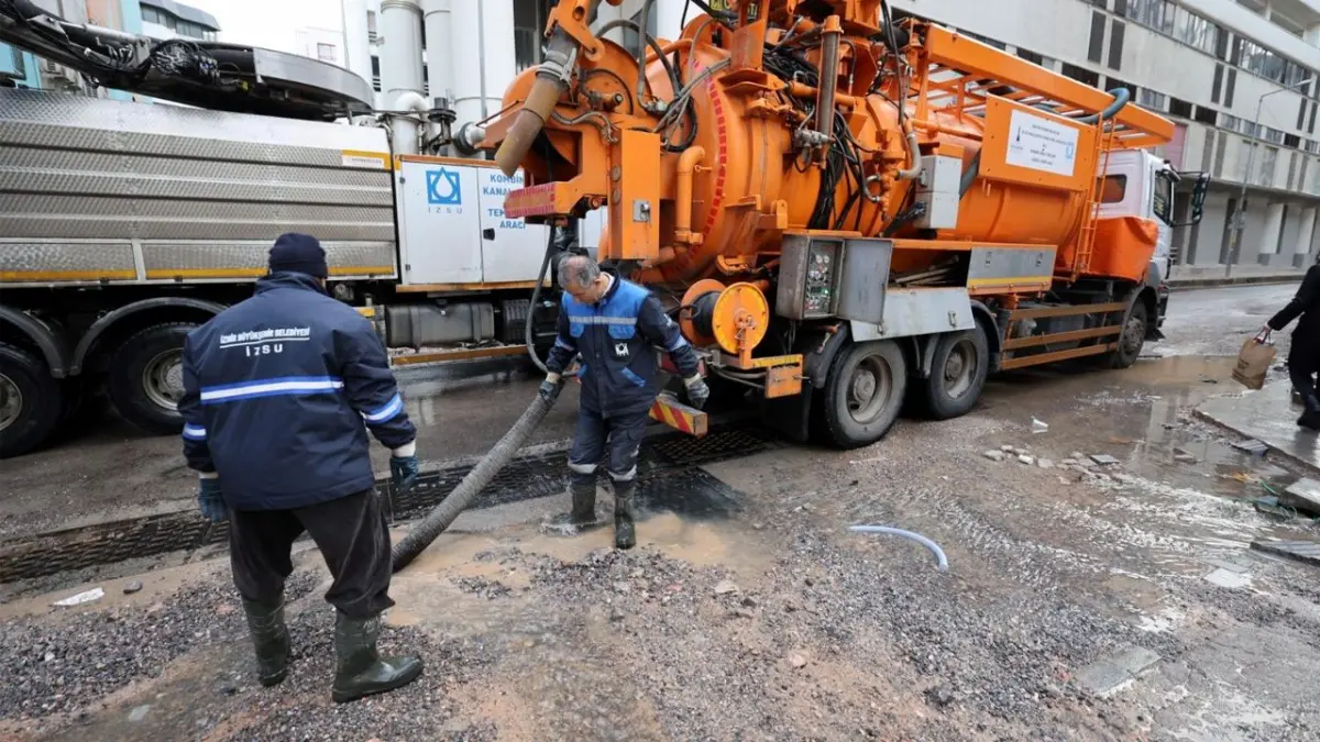 İzmir’de kuvvetli yağış alarmı: Ekipler sabaha kadar sahadaydı haberinin görseli