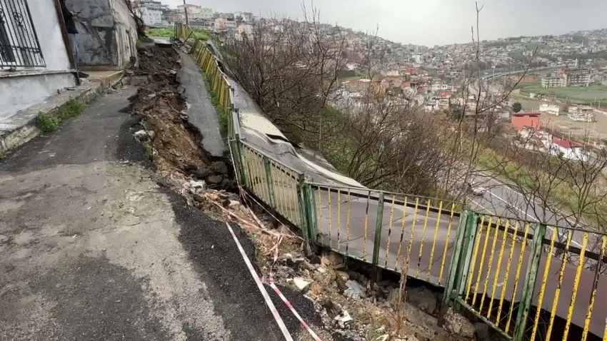 İzmir'de sağanak kabusu: Konak’ta yol çöktü, 2 bina tahliye edildi!
