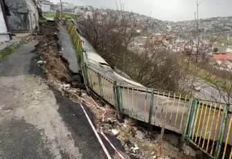 İzmir'de sağanak kabusu: Konak’ta yol çöktü, 2 bina tahliye edildi!