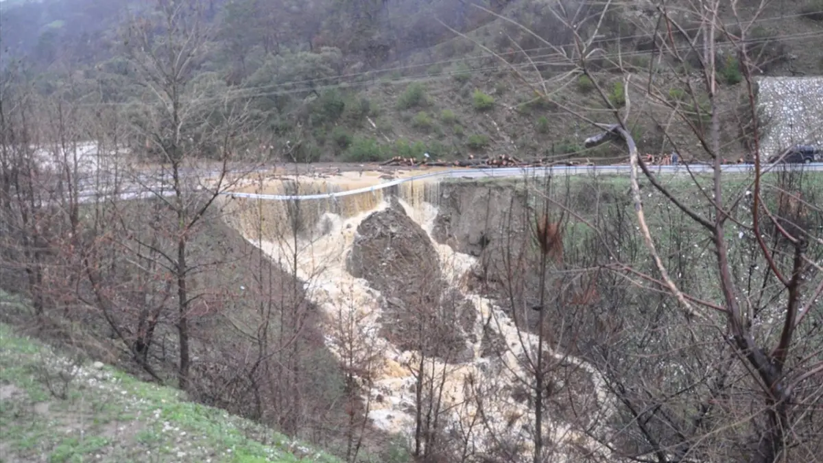 İzmir haber: Ödemiş-Turgutlu yolu trafiğe kapatıldı haberinin görseli