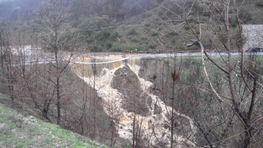 İzmir haber: Ödemiş-Turgutlu yolu trafiğe kapatıldı