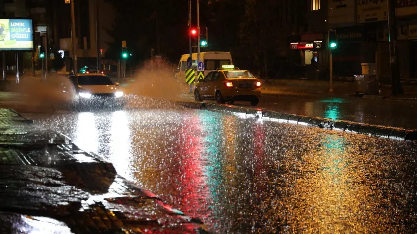 İzmir haber: Sağanak kentte etkili oldu, cadde ve sokaklar göle döndü
