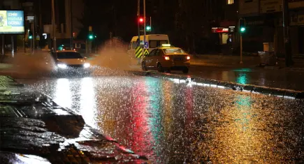 İzmir haber: Sağanak kentte etkili oldu, cadde ve sokaklar göle döndü