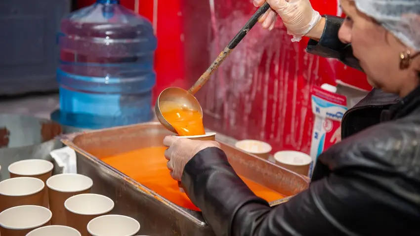 Karşıyaka Belediyesi’nden 30 bin kişiye sıcak çorba desteği