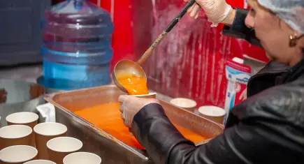 Karşıyaka Belediyesi’nden 30 bin kişiye sıcak çorba desteği