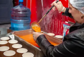 Karşıyaka Belediyesi’nden 30 bin kişiye sıcak çorba desteği