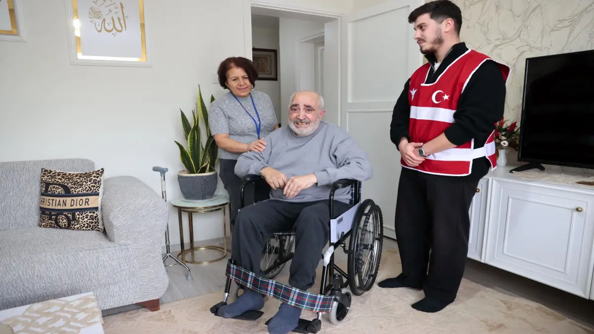 Konak’ta sosyal destek seferberliği: İhtiyaç sahiplerine tekerlekli sandalye ulaştırıyor haberinin görseli