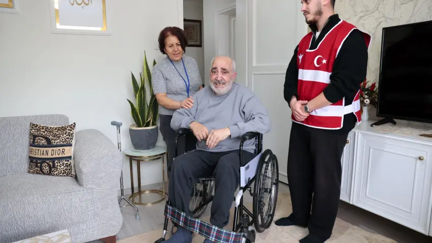 Konak’ta sosyal destek seferberliği: İhtiyaç sahiplerine tekerlekli sandalye ulaştırıyor