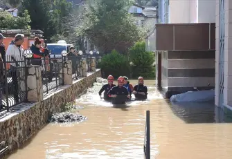 Günlerdir süren yağışların ardından su baskınları hayatı felç etti