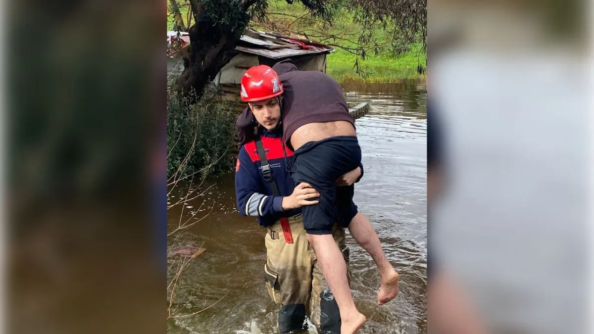 İtfaiye eri vatandaşı sırtladı haberinin görseli
