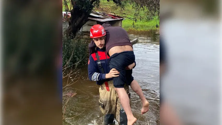 İtfaiye eri vatandaşı sırtladı