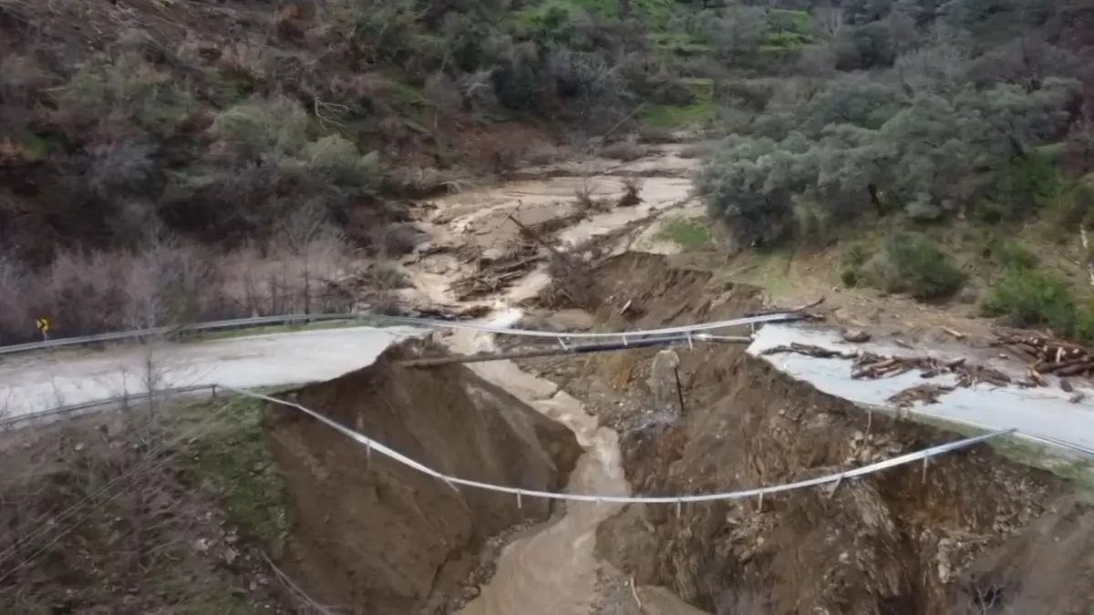 İzmir'de sağanak nedeniyle yol çöktü: Ödemiş-Turgutlu yolu tamamen ulaşıma kapandı haberinin görseli