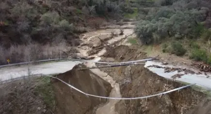İzmir'de sağanak nedeniyle yol çöktü: Ödemiş-Turgutlu yolu tamamen ulaşıma kapandı