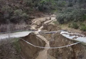 İzmir'de sağanak nedeniyle yol çöktü: Ödemiş-Turgutlu yolu tamamen ulaşıma kapandı