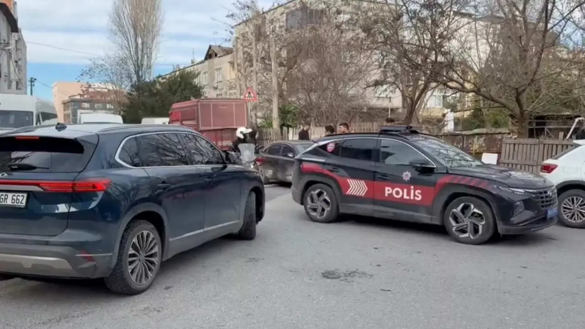 Küçükçekmece’de polise bıçaklı saldırı: 4’ü polis 6 yaralı! haberinin görseli