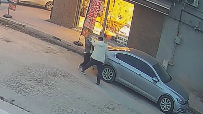 Malatya’da sokak ortasında dehşet: Alkollü şahıs birlikte yaşadığı kadını silahla tehdit edip darbetti! haberinin görseli