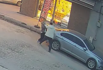 Malatya’da sokak ortasında dehşet: Alkollü şahıs birlikte yaşadığı kadını silahla tehdit edip darbetti!