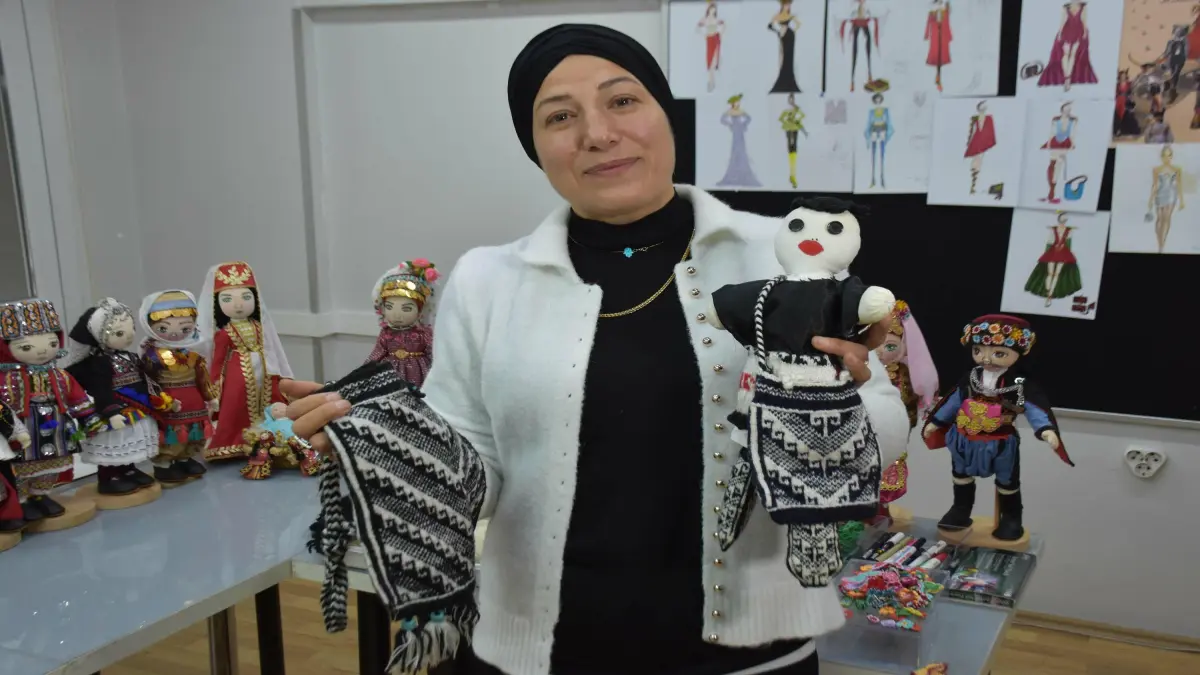 Yöresel kıyafetleri bez bebeklerde yaşatıyor başlıklı video haberin görseli