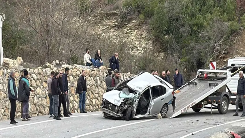 Alanya’da freni boşalan TIR, 2 otomobile çarptı: 1 ölü, 3 yaralı haberinin görseli