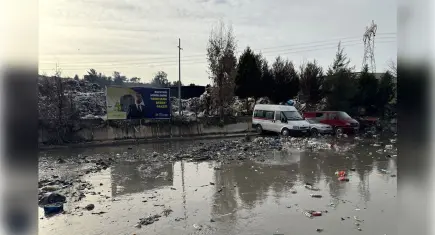 Buca’da belediye şantiyesindeki çöpler yağmurla yola taştı
