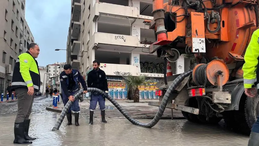 İzmir’de 50 yıllık doğa olayı: Rüzgarın hızı 137 kilometreye ulaştı!