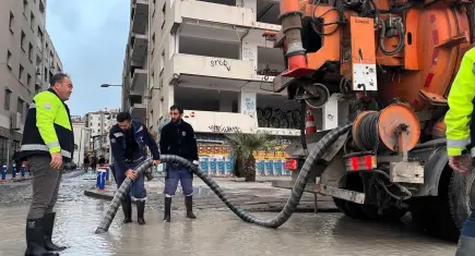 İzmir’de 50 yıllık doğa olayı: Rüzgarın hızı 137 kilometreye ulaştı!