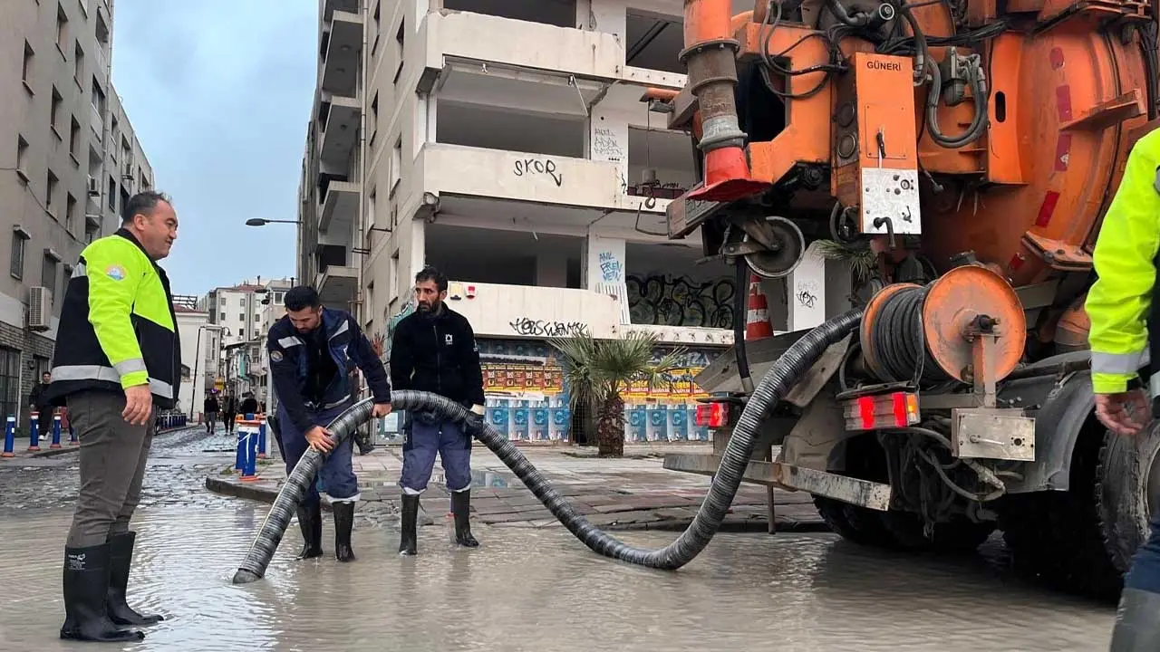 İzmir’de 50 yıllık doğa olayı: Rüzgarın hızı 137 kilometreye ulaştı!