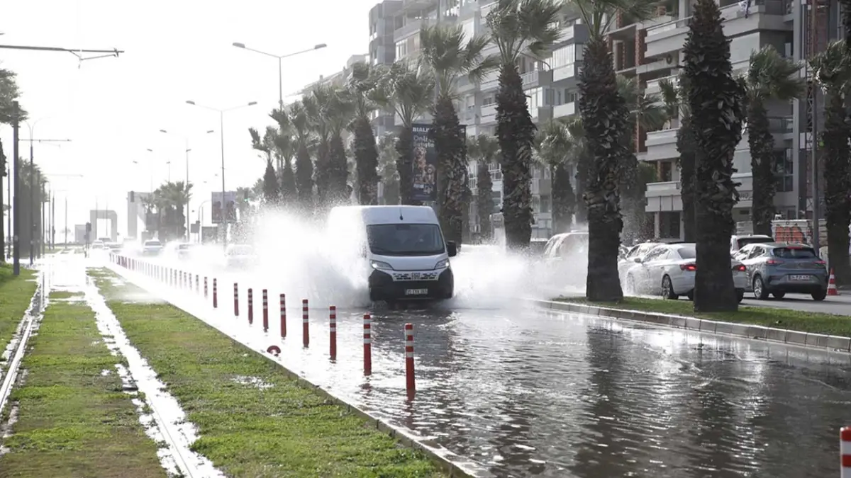 İzmir'de deniz karayla birleşti: Fırtına ulaşımı vurdu haberinin görseli