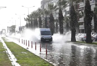 İzmir'de deniz karayla birleşti: Fırtına ulaşımı vurdu