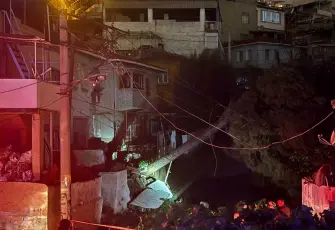 İzmir'de fırtına yangın çıkardı: Ağaç elektrik tellerinin üzerine devrildi!