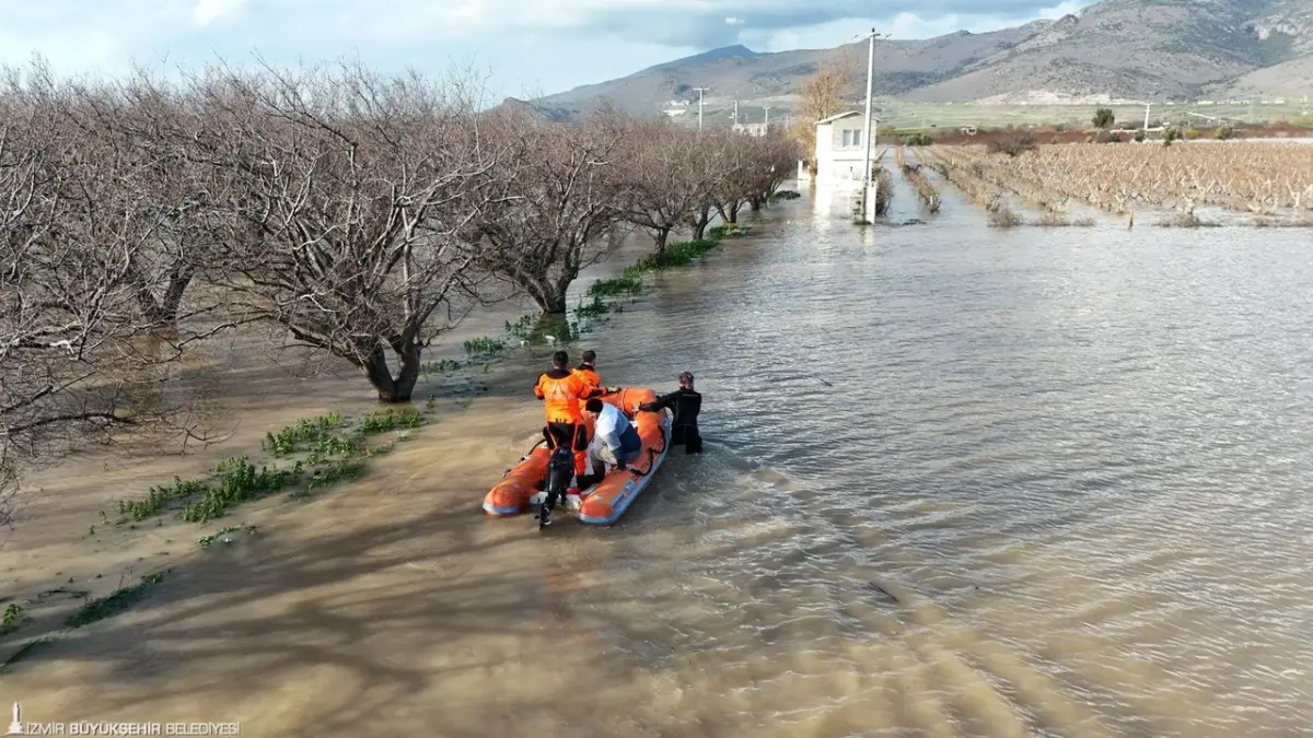 İzmir’de sel sularına karşı zamanla yarış: Mahsur kalan hayvanlar kurtarıldı haberinin görseli