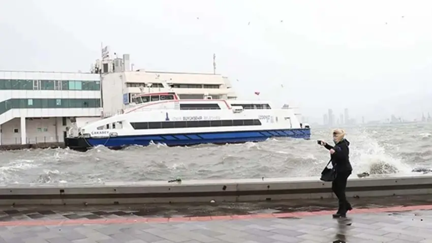 İzmir’de ulaşıma lodos engeli