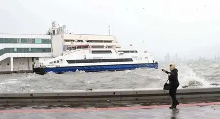 İzmir’de ulaşımına lodos engeli