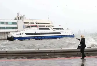 İzmir’de ulaşımına lodos engeli