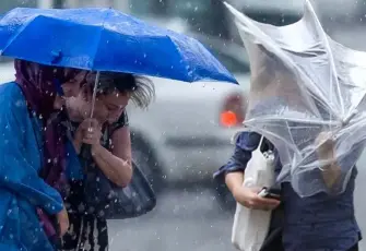 İzmir'de yağmur yerini rüzgara bırakıyor