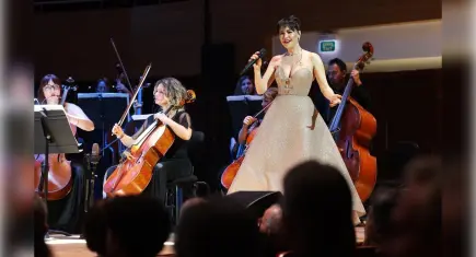 İzmirliler Sevgililer Günü'nde Şevval Sam’ın şarkılarıyla coştu