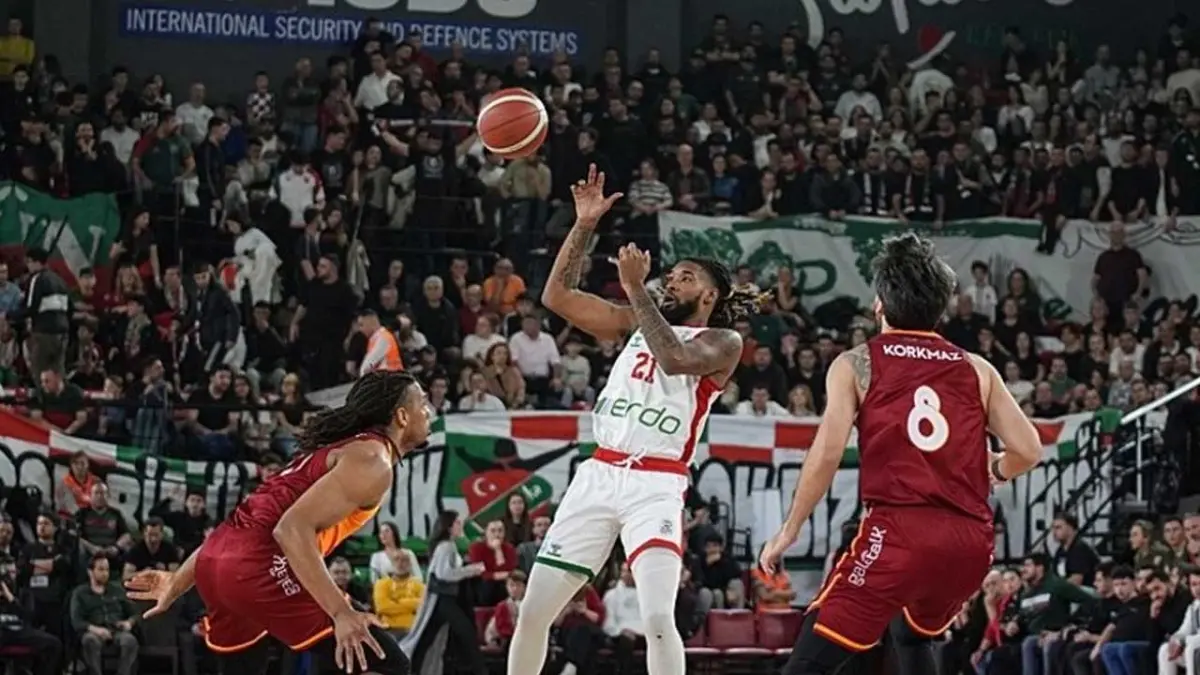 Karşıyaka’da gergin gece: Hakemler soyunma odasına gitti, galibiyet Galatasaray’ın! haberinin görseli